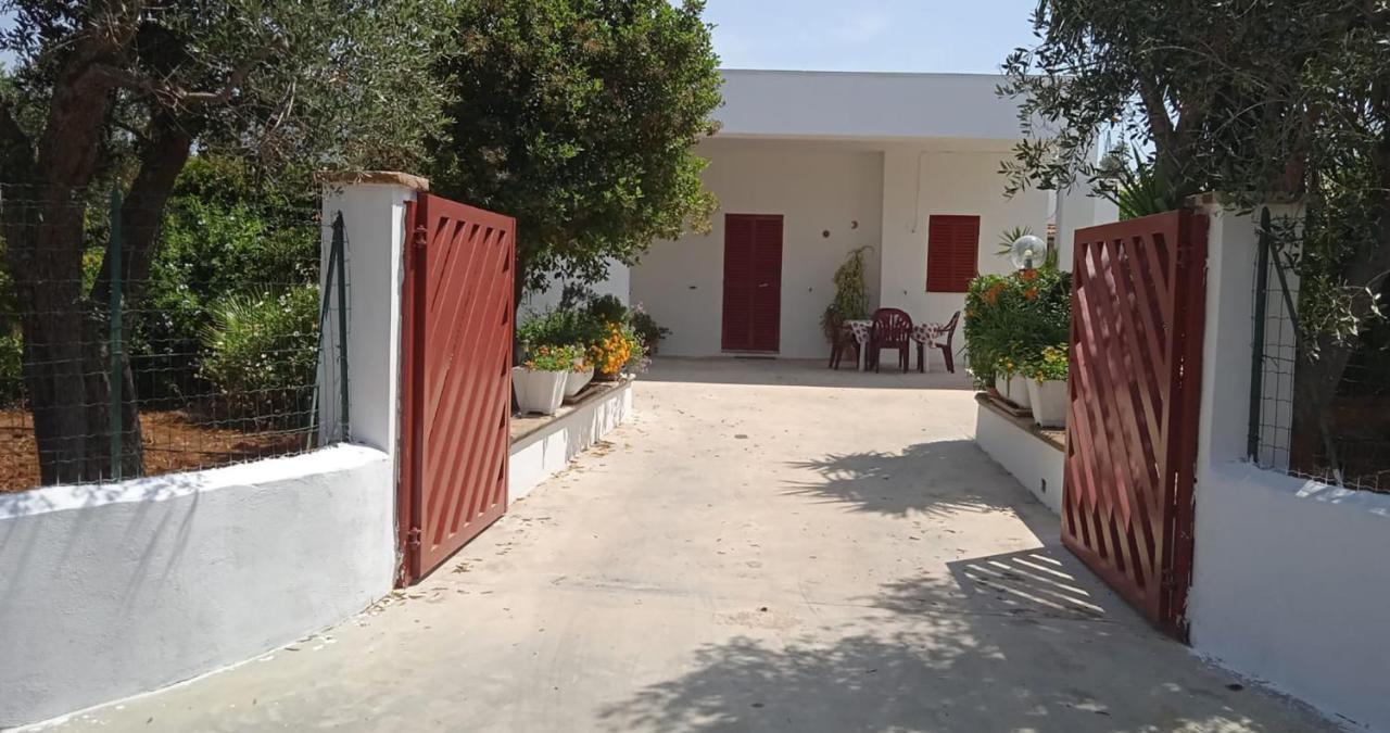 terra rossa casa di campagna con piscina Casarano Esterno foto